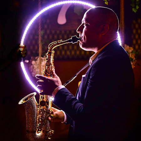 Músico de saxofón masculino en Dubai