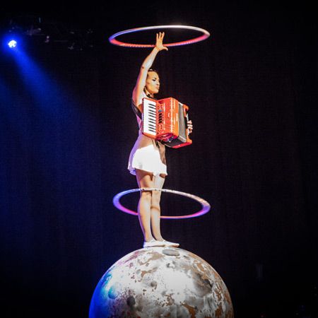 Artiste de cirque équilibriste de balles