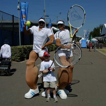 Camminatori su trampoli a tema tennis