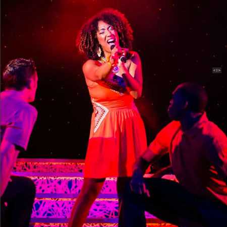 Cantante de alma en crucero