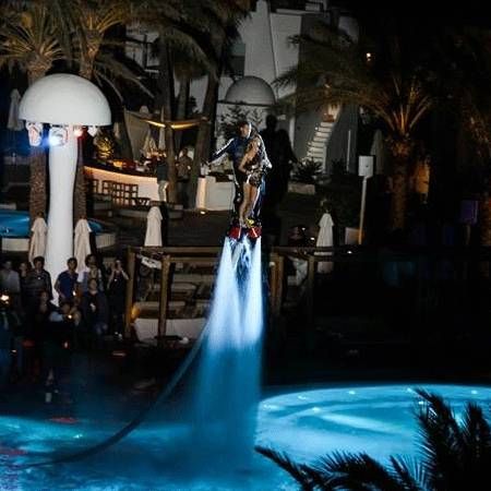 Spettacolo di FlyBoard con il sassofono