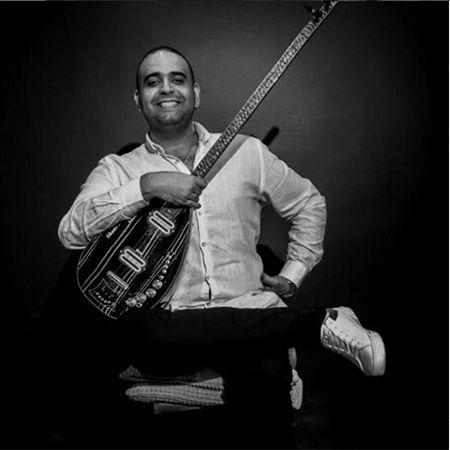 Tunisian Baglama Player
