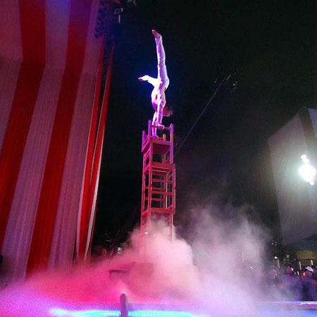 Acto de equilibrio en silla de circo