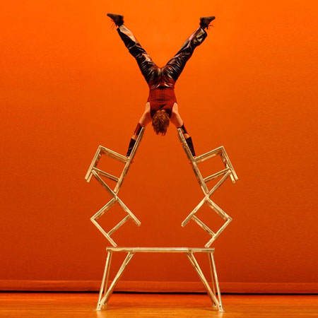Acte de cirque d'équilibre sur chaise