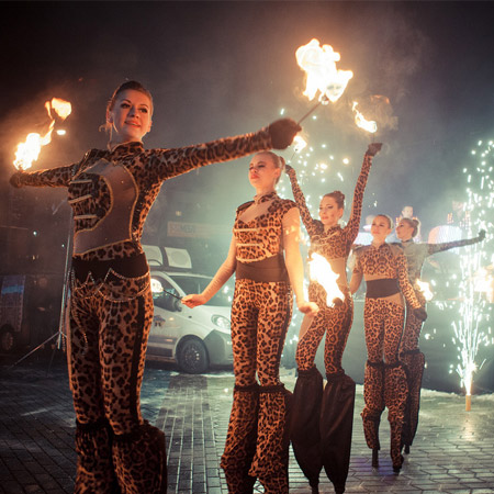 Feuershow auf Stelzen