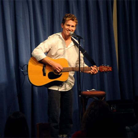 Musikalischer Stand-Up-Comedian