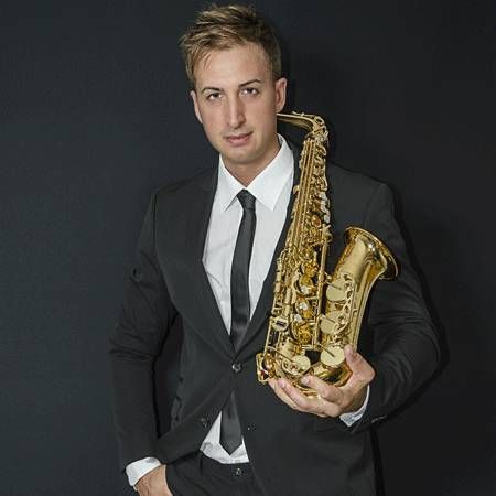 DJ e suonatore di sax dal vivo