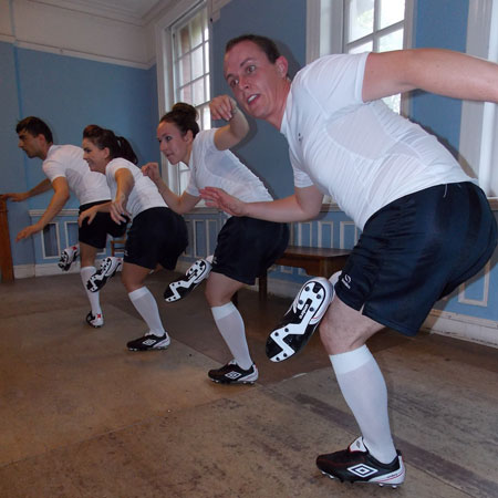 Bailarines de claqué con temática de fútbol