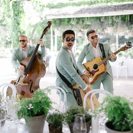 <trio di cover acustiche in giro>