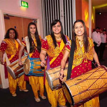 Weibliche Dhol-Spielerinnen