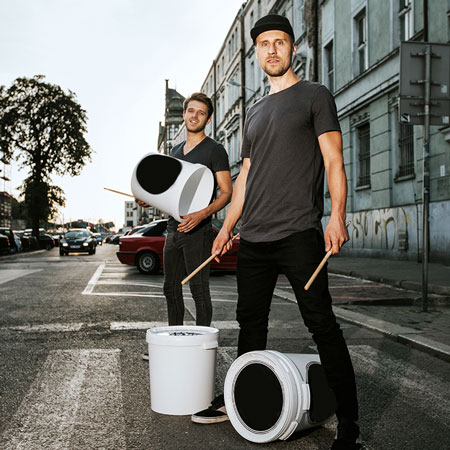 Joueurs de tambour de seau en Pologne