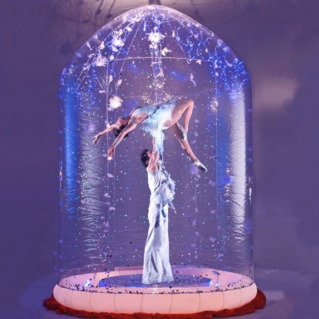 Acrobates dans Globe d'Hiver