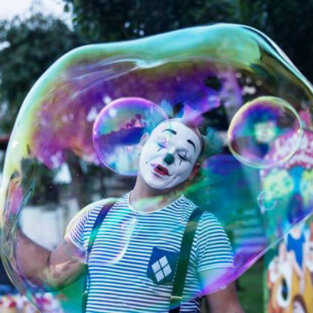 Artiste de bulles sur le thème des clowns
