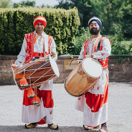 Joueurs de dhol et danseurs de bhangra