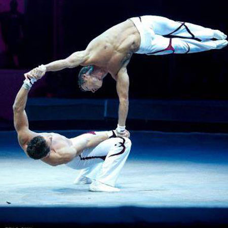 Akrobatisches Hand-zu-Hand-Duo