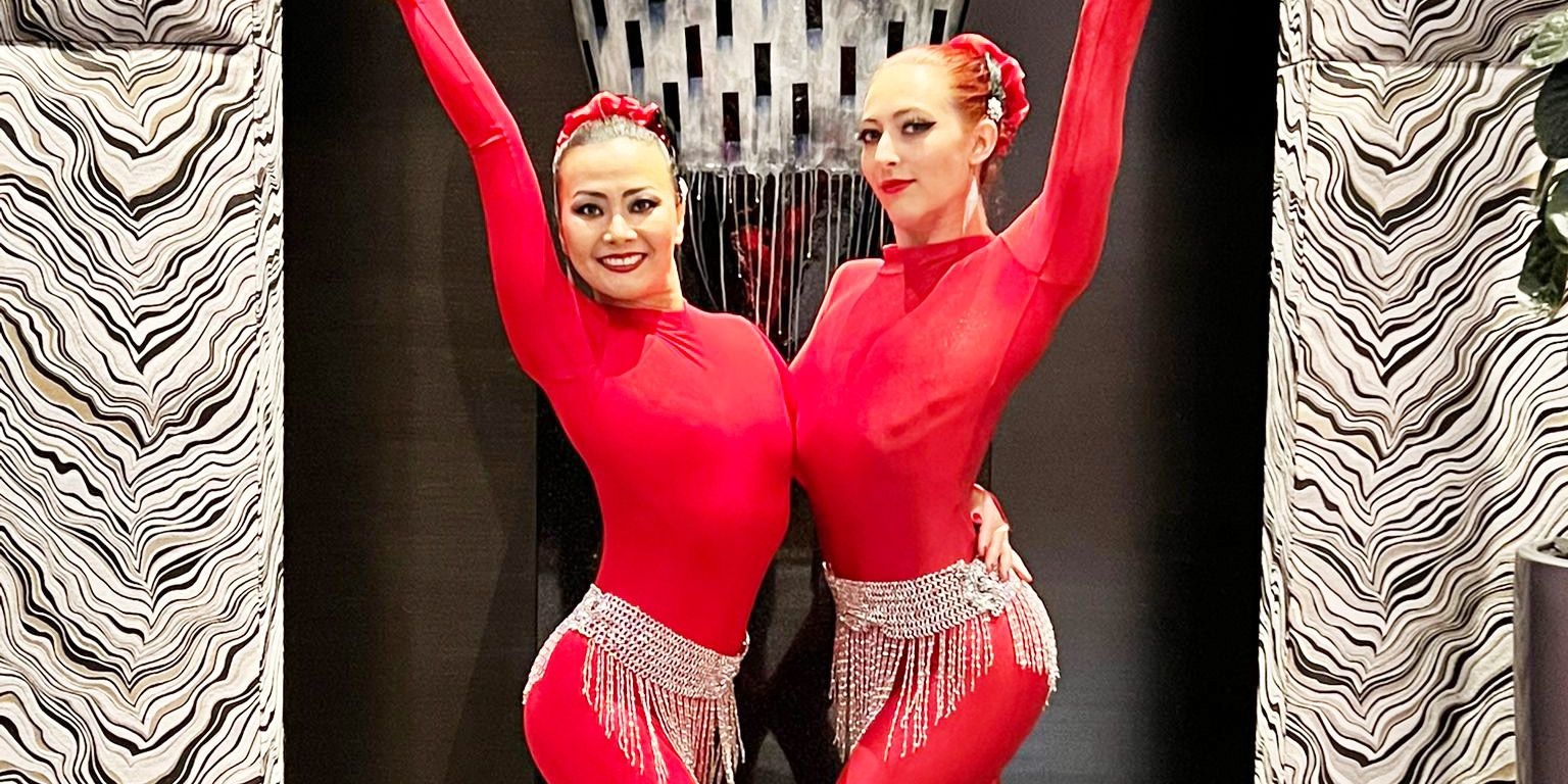 Elegant Duo Contortion Act Turn Heads at Exclusive Las Vegas Soirée