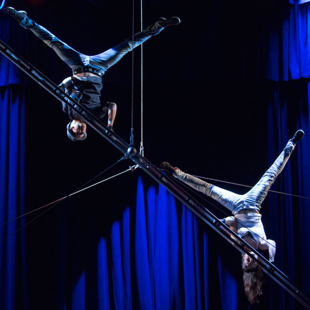 Duo de cirque défiant la gravité