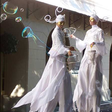 Artistas de burbujas en zancos