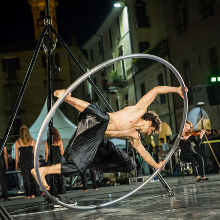 Spectacle de Cyr Wheel théâtral