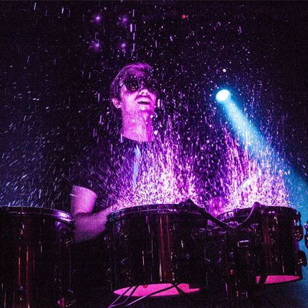 Atto di Percussioni con Acqua LED