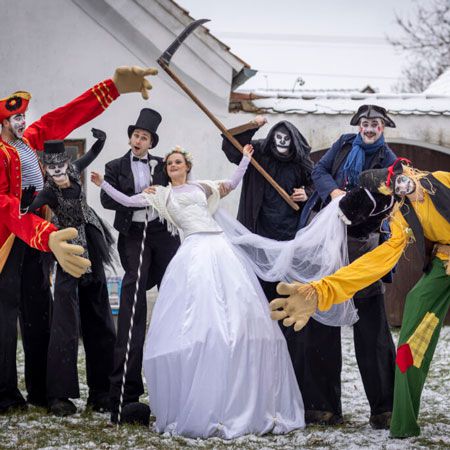 La marche sur échasses des numéros de cirque