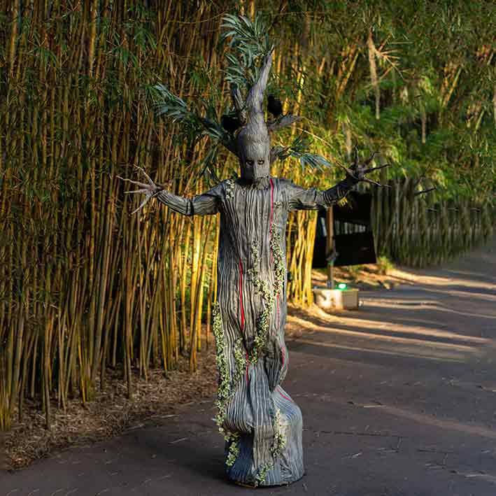 Gruseliger Baum lebende Statue