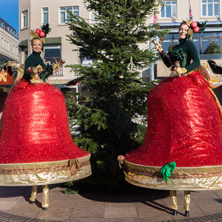 Campanas de Navidad sobre zancos