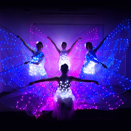 Bailarinas de mariposas LED en Malasia