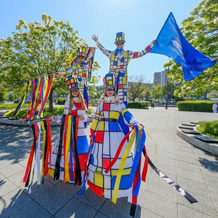 Mondrian Roaming Performers