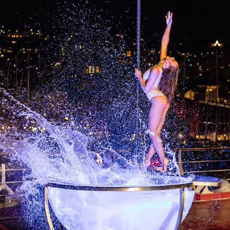 Wasserbecken & Akro-Pole-Dance