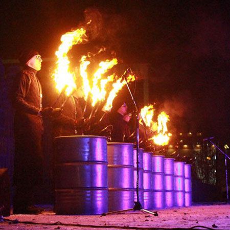 Spectacle de scène de feu et de percussions