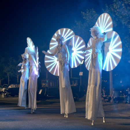 Marcheurs sur échasses à LED