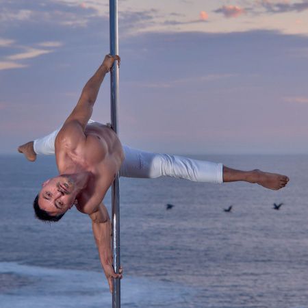 Männlicher Pole Dance Champion Italien