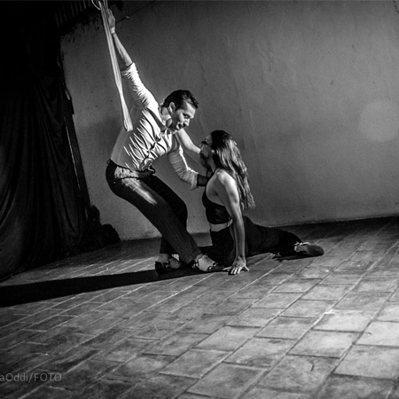 Acte de danse aérienne de tango au cirque