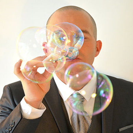 Magicien de bulles en gros plan