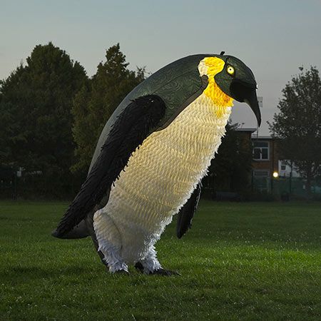 Riesiger LED-Wanderpinguin