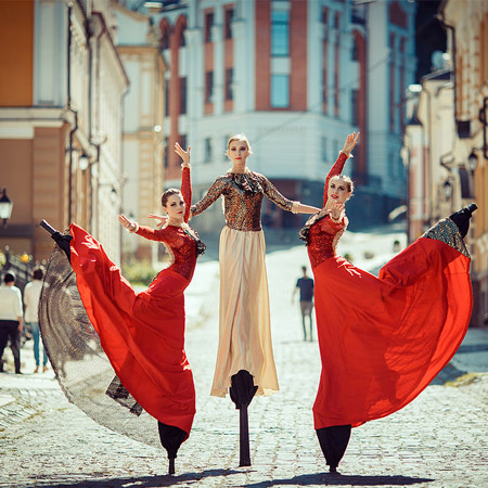 Spectacle de danse théâtrale sur échasses