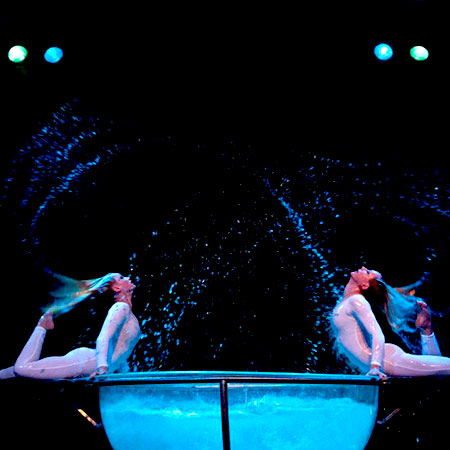 Jumeaux de bols d'eau acrobatiques