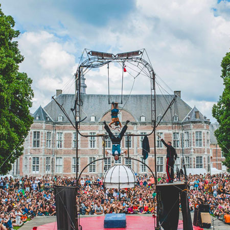 Spectacle de cirque aérien des années 1930