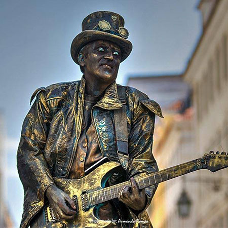 Estatua de guitarrista viviente