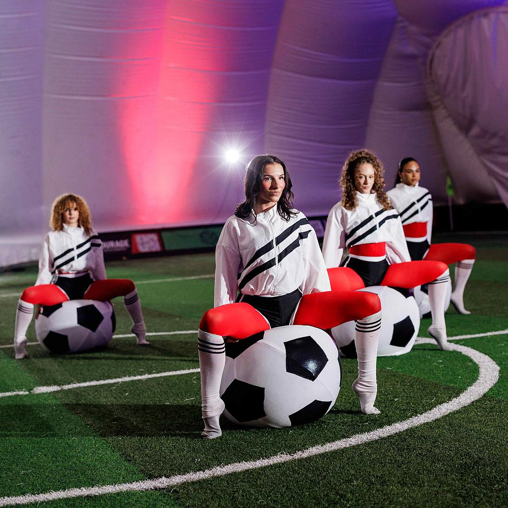 <span>Ballerini con palle sportive giganti</span>