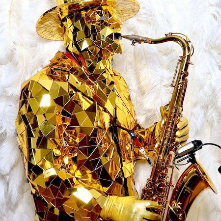 Spiegelnder Saxophonist
