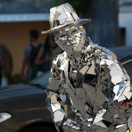 Acto de baile con traje de espejo láser