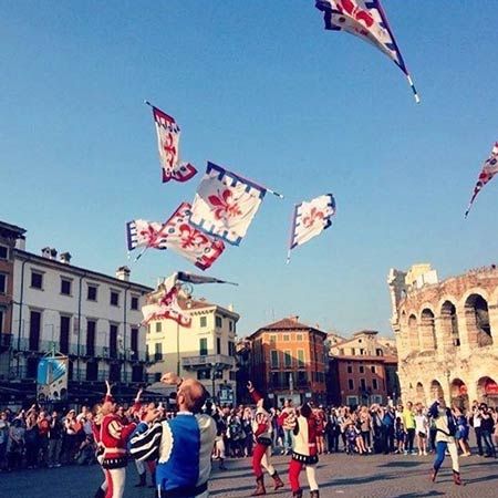 Agitateurs de drapeau italien