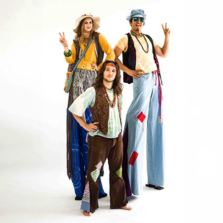 Marcheurs sur échasses hippies