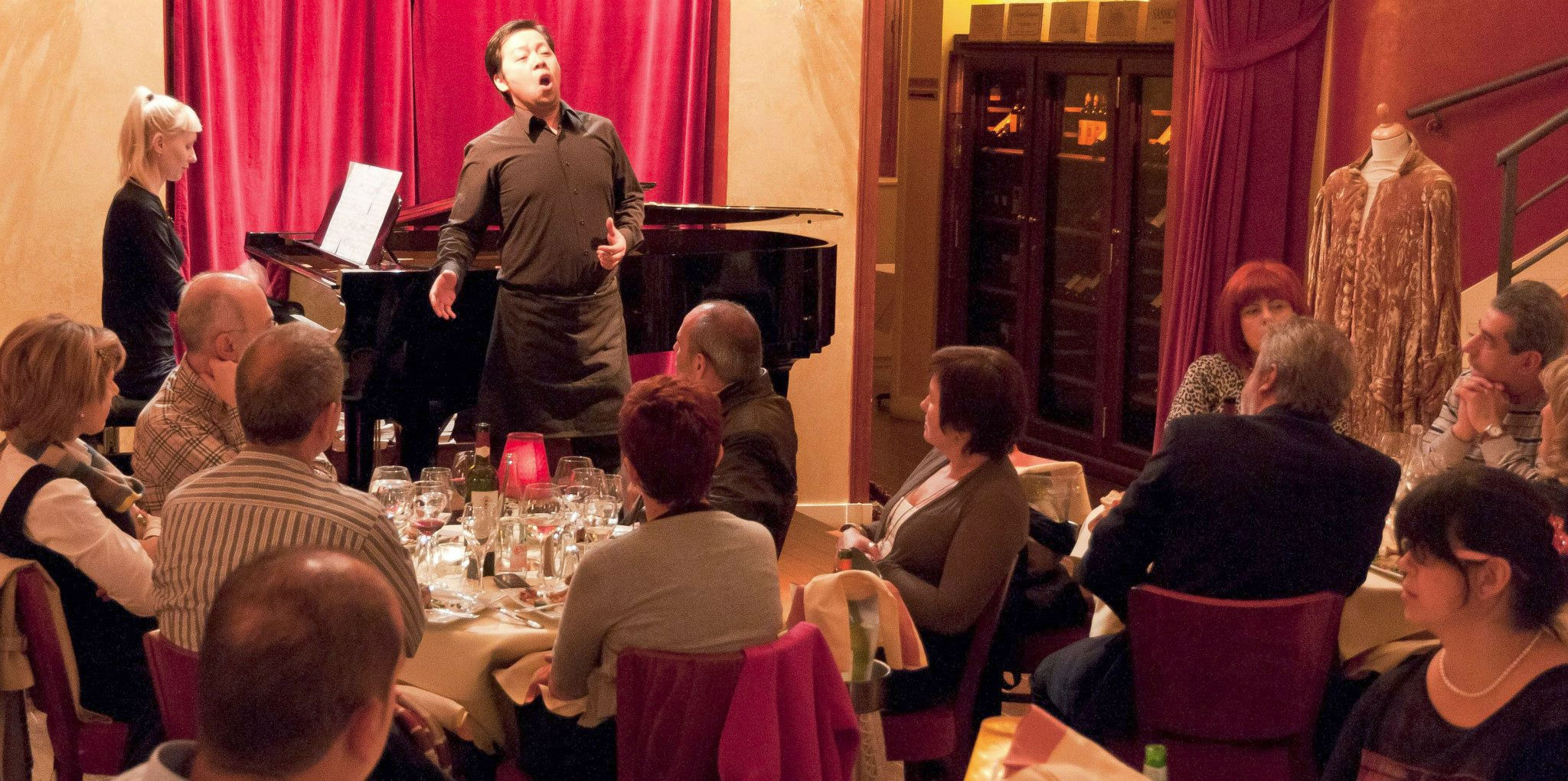 hire-singing-waiters-paris-opera-waitresses-paris-opera-themed