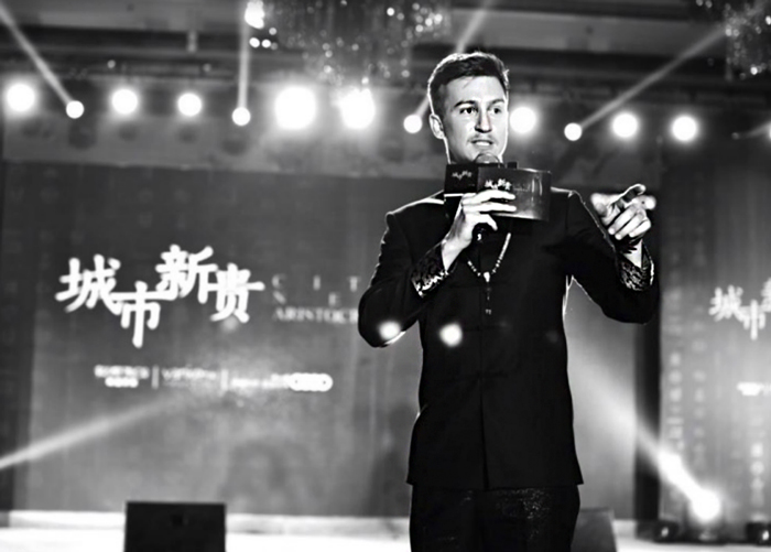 Bilingual Male MC Chengdu - Book Bilingual Event Host in China