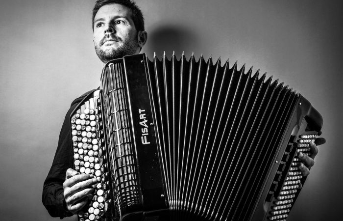 Book Accordionist in Paris - Live Music for Events | Scarlett Entertainment