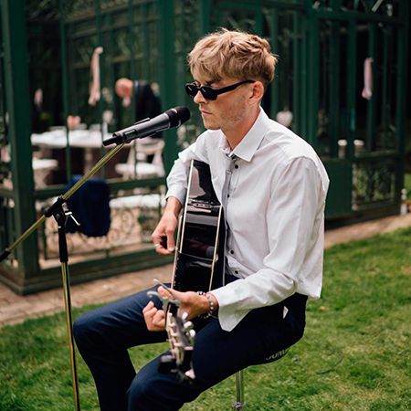 Acoustic Cover Singer UK