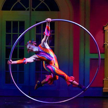 Artista del Cyr Wheel del Circo